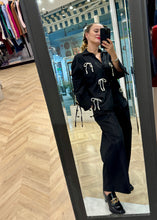Load image into Gallery viewer, SHIRT BLACK WITH BOWS
